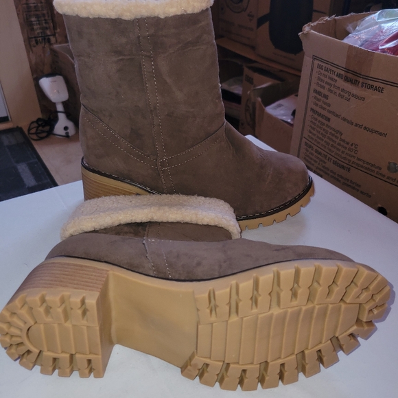 Women's Pull On Tan Ankle Boots with Cream Sherpa Lining Size 39 - Picture 2 of 6